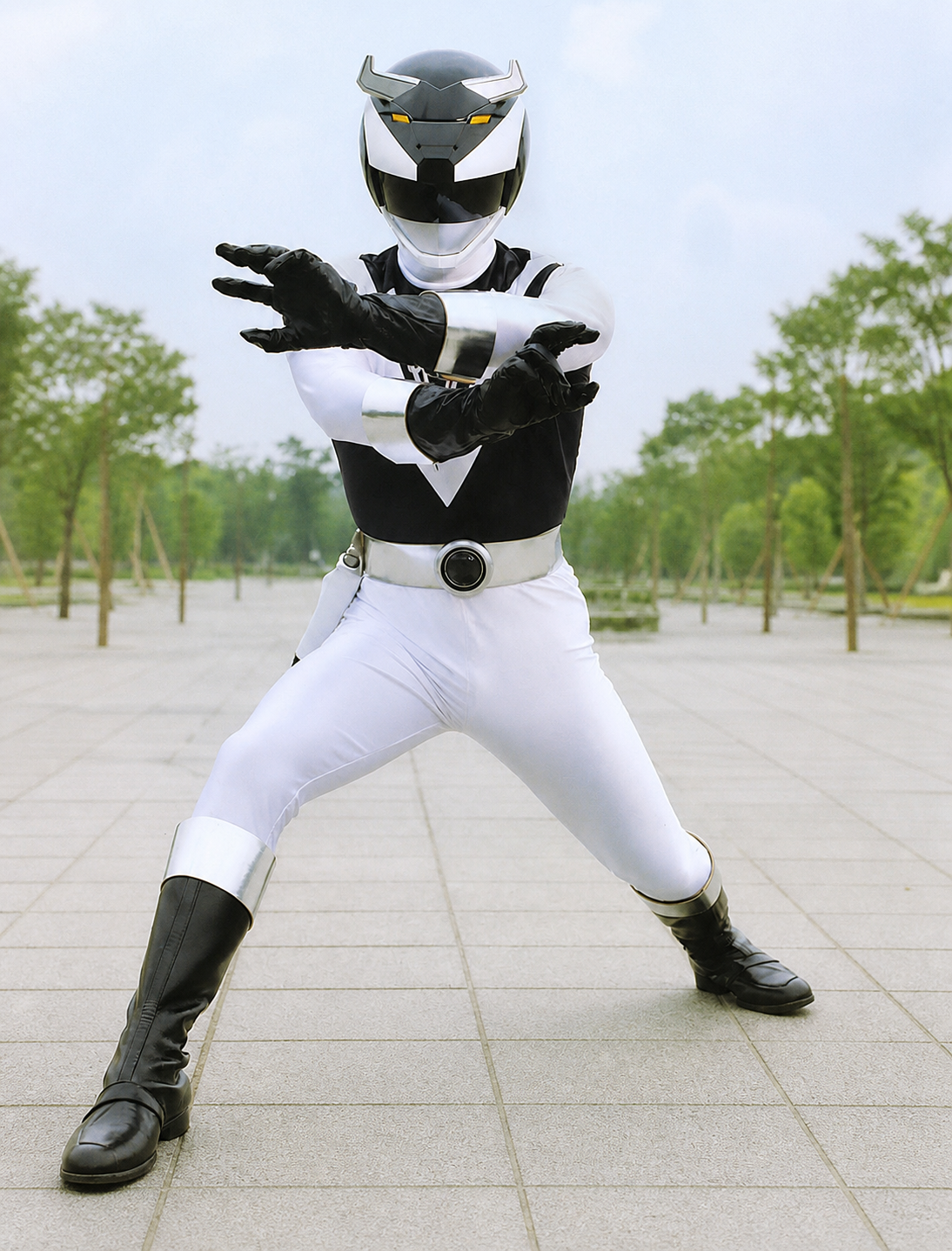 Herói de tokusatsu em pose de combate